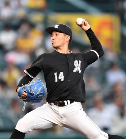 　力投する先発投手の小島（撮影・中田匡峻）