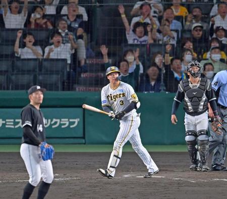 　５回、左翼スタンドへ逆転３ランを放つ大山（撮影・立川洋一郎）
