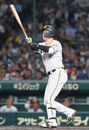 　５回、逆転３ランを放つ大山（撮影・高部洋祐）
