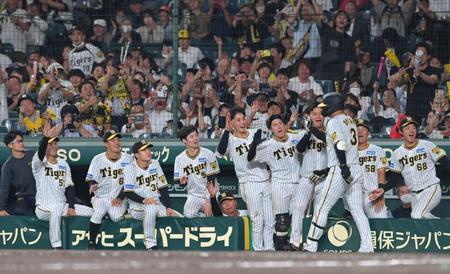 　５回、逆転３ランを放った大山（３）を迎える阪神ナイン（撮影・高部洋祐）