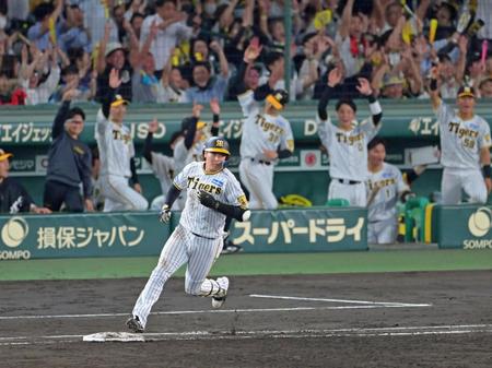 　５回、左翼スタンドへ逆転３ランを放ち一塁を回る大山（撮影・立川洋一郎）
