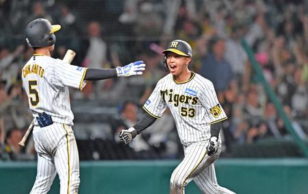 　８回、渡辺諒の内野ゴロで同点の生還を果たした島田（右）。左は近本（撮影・中田匡峻）