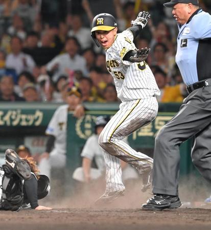 　８回、渡辺諒の内野ゴロで生還する島田（撮影・高部洋祐）