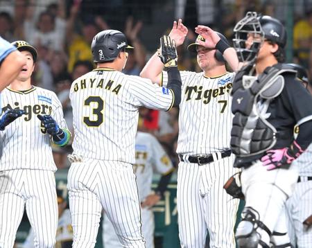 　５回、逆転３ラン放った大山（３）を迎えるノイジー（７）＝撮影・高部洋祐