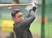 　打撃練習をする大山（撮影・中田匡峻）