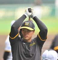 　打撃練習をする佐藤輝（撮影・中田匡峻）