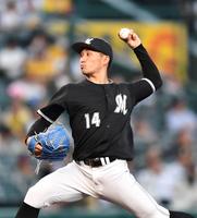 　力投する先発投手の小島（撮影・中田匡峻）