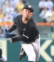 　力投する小島（撮影・高部洋祐）