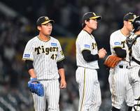 　５回、山口に逆転適時打を許し、降板する桐敷（左端）＝撮影・中田匡峻