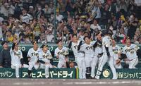 　５回、逆転３ランを放った大山（３）を迎える阪神ナイン（撮影・高部洋祐）