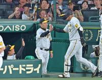 　５回、逆転３ランを放った大山（右）を出迎える岡田監督（撮影・立川洋一郎）