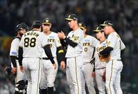 　７回、ピンチを招いた浜地（中央）＝撮影・中田匡峻