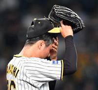 　７回、山口に逆転３ランを浴びた浜地（撮影・中田匡峻）