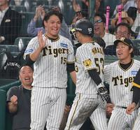 　８回、同点のホームを踏んだ島田（53）を出迎える西純（左から２人目）＝撮影・高部洋祐