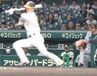 　延長12回、最後の打者となった島田（手前）の投ゴロを見つめる岡田監督（撮影・高部洋祐）