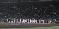 　試合後のあいさつを終え、引き揚げる阪神ナイン（撮影・高部洋祐）