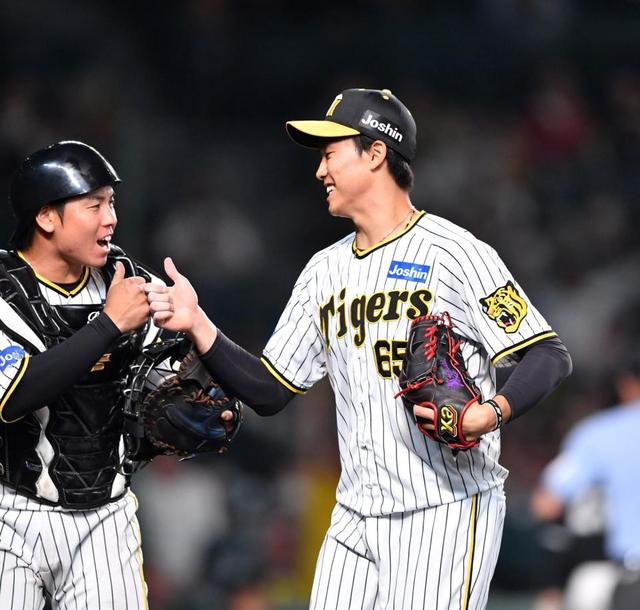 【写真】湯浅の笑顔が尊い！帽子投げつけから一転、ゼロ封に梅野とタッチ！