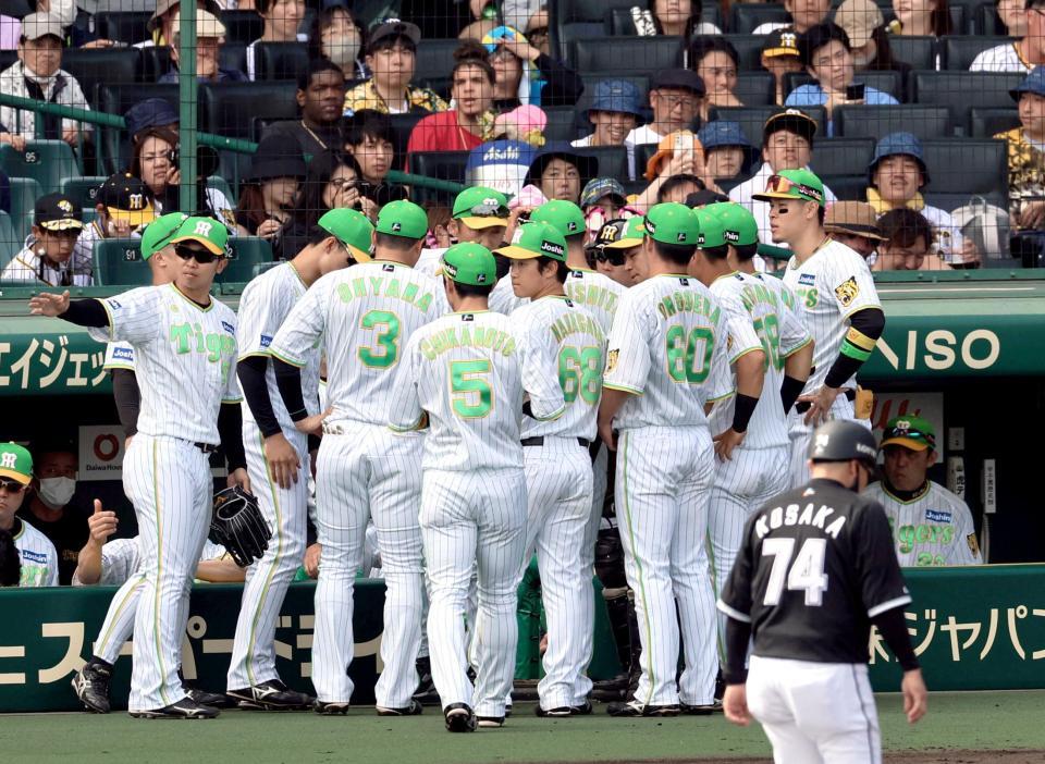 　６回、ベンチ前で円陣を組む阪神ナイン