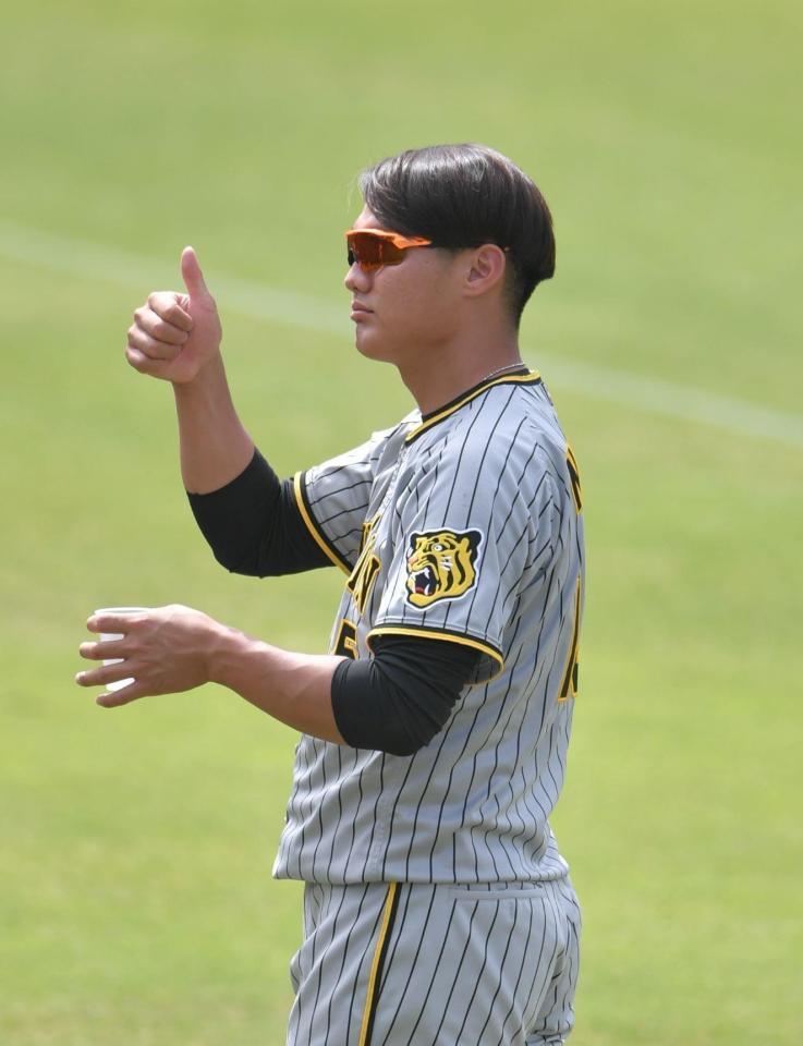 　試合の合間、ブルペンで声援に応える西純（撮影・石井剣太郎）