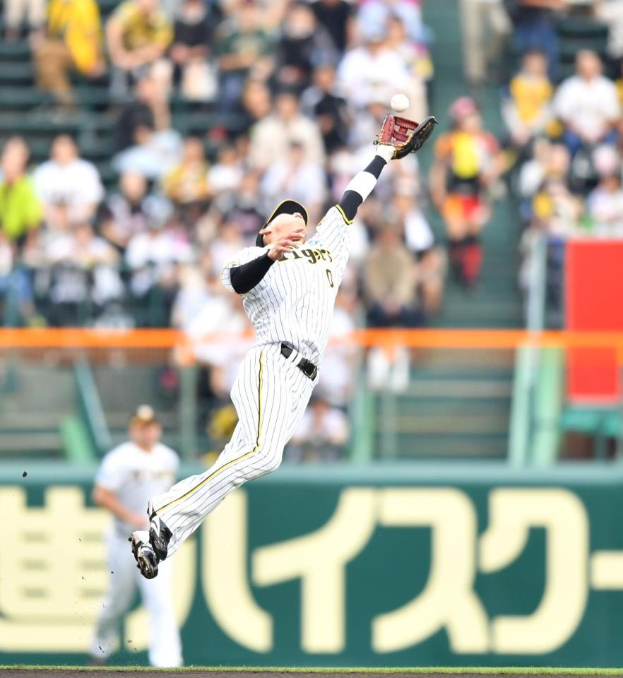 　１回、岡の打球を好捕した遊撃手の木浪（撮影・中田匡峻）