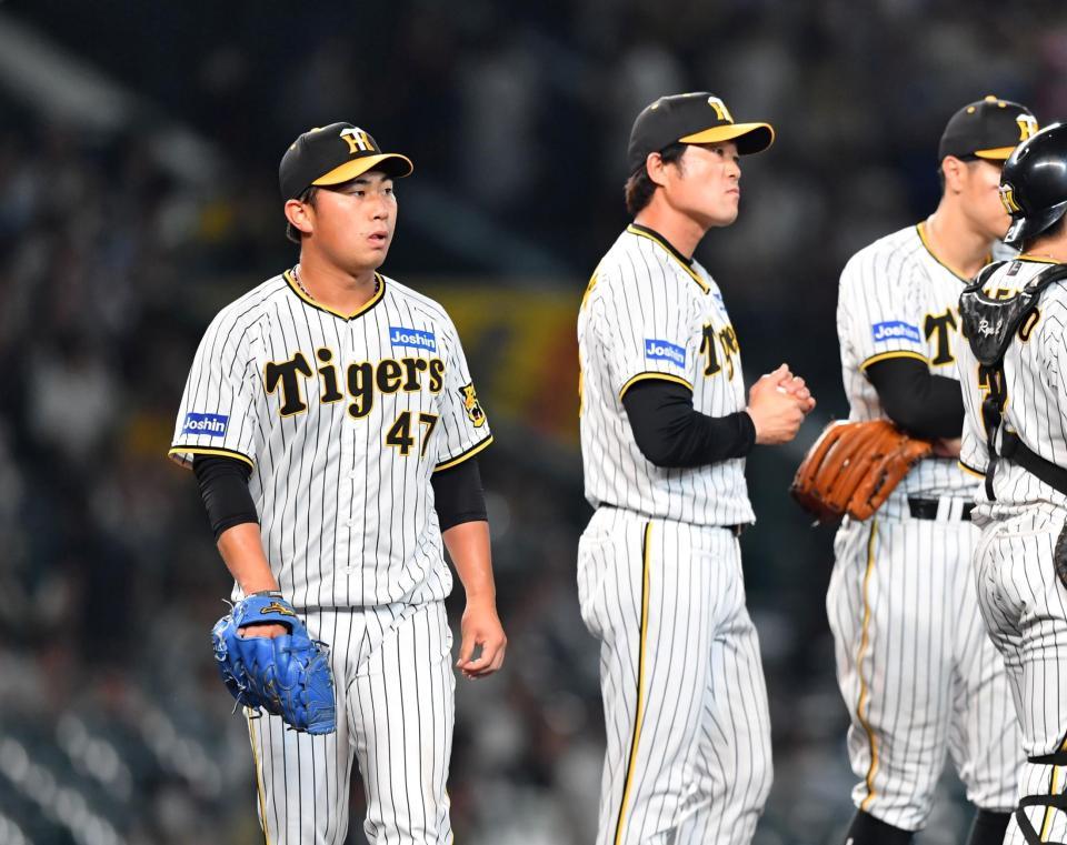 　５回、山口に逆転適時打を許し、降板する桐敷（左端）＝撮影・中田匡峻