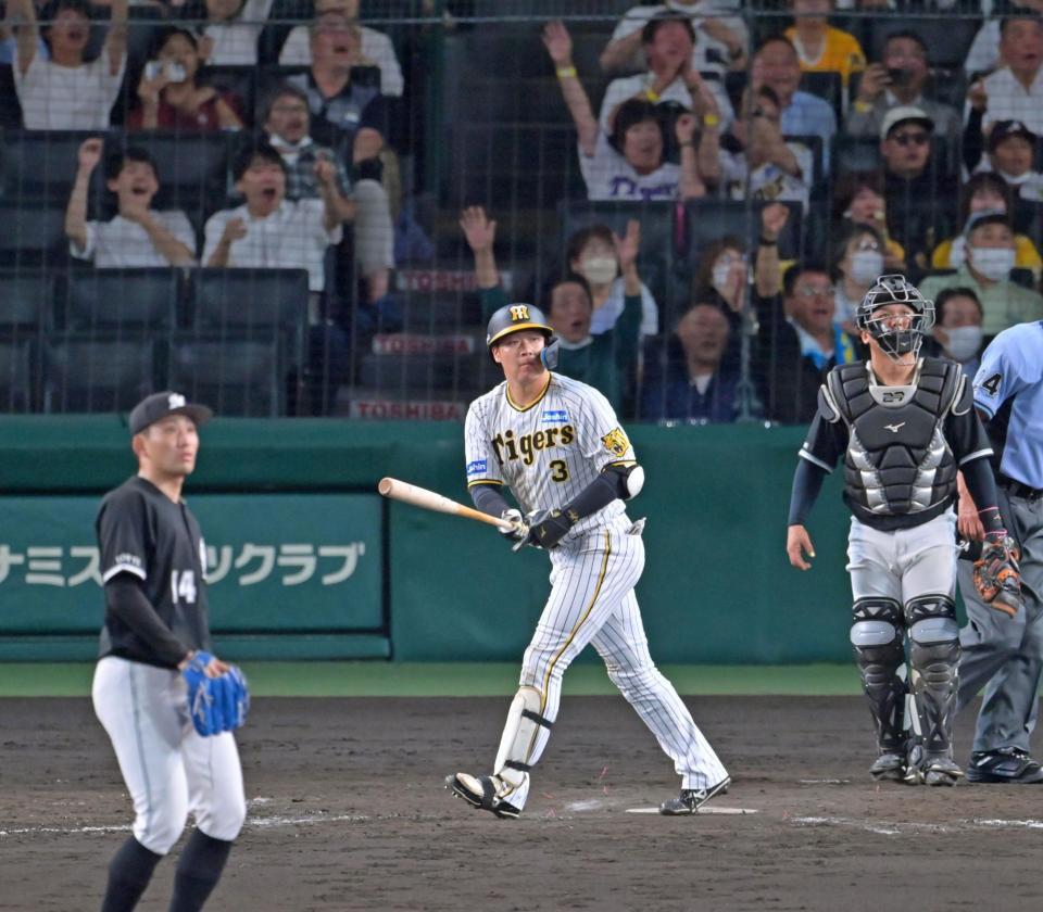 　５回、左翼スタンドへ逆転３ランを放つ大山（撮影・立川洋一郎）