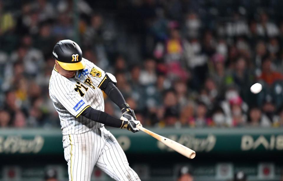 　５回、逆転３ランを放つ大山（撮影・中田匡峻）