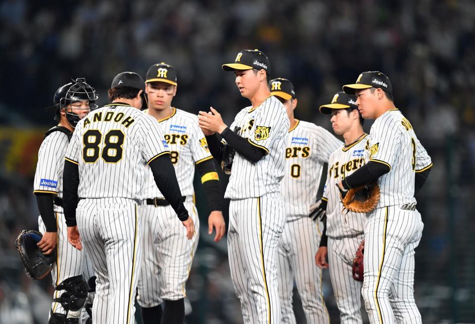 　７回、ピンチを招いた浜地（中央）＝撮影・中田匡峻