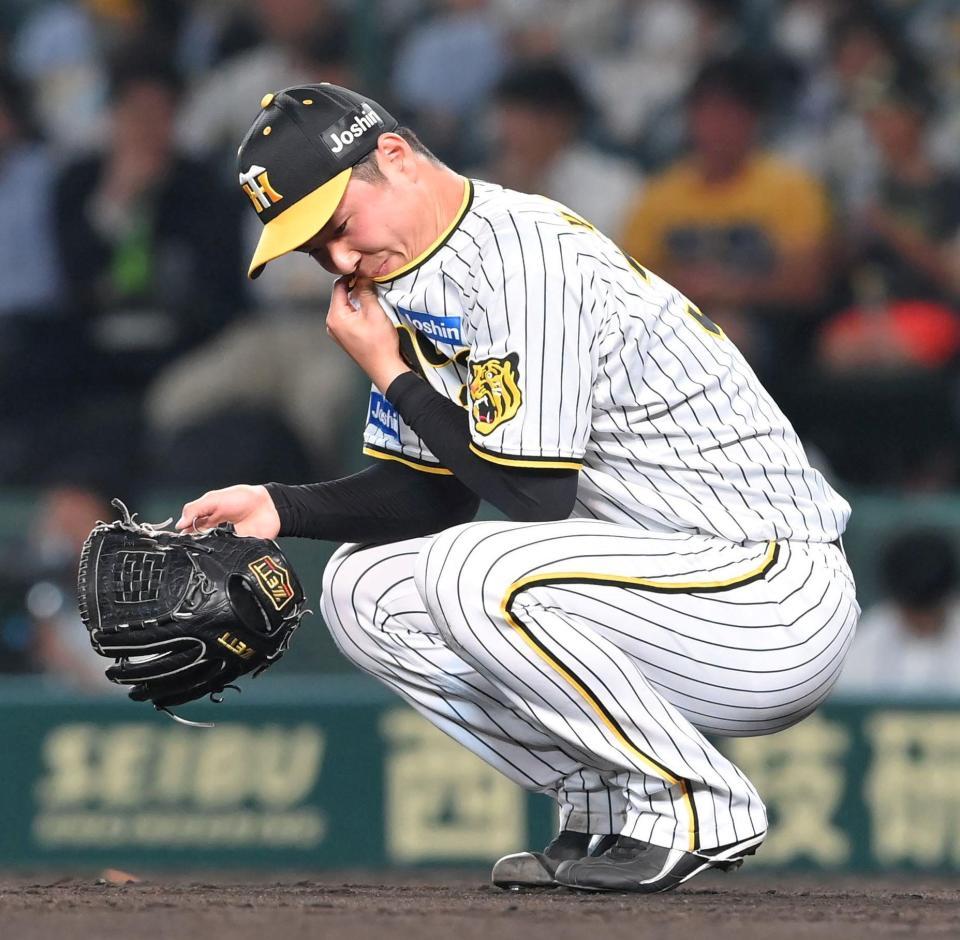 　７回、山口に逆転３ランを浴び、グラウンドにしゃがみ込む浜地（撮影・高部洋祐）