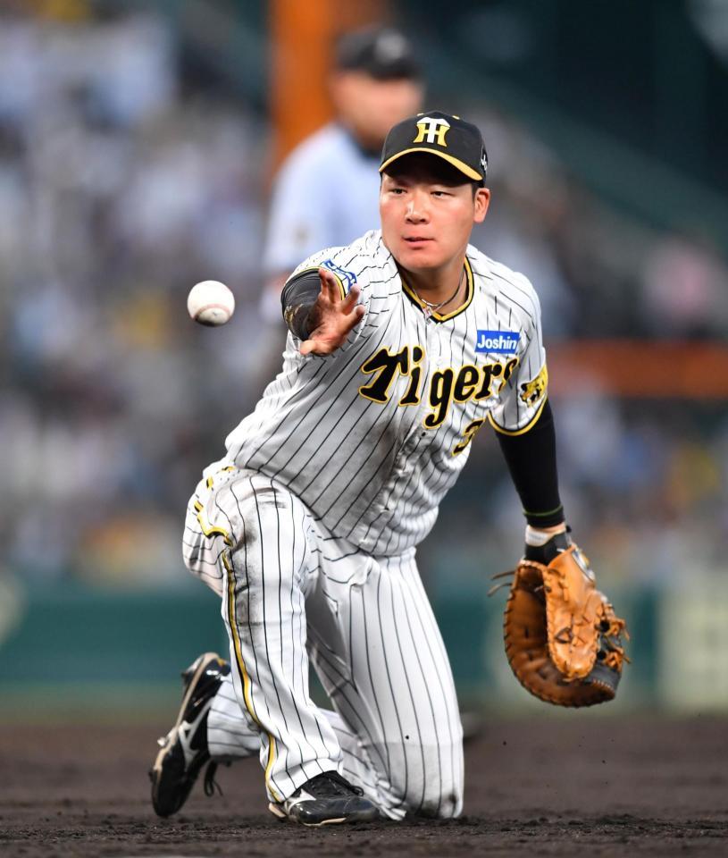 　４回、ポランコの打球を好捕した一塁手の大山（撮影・中田匡峻）