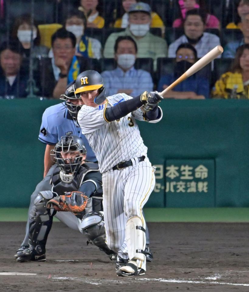 　５回、左翼スタンドへ逆転３ランを放つ大山（撮影・立川洋一郎）
