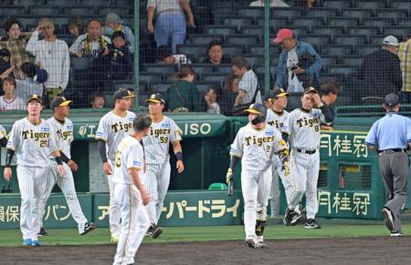 　引き分けに終わり、ファンへのあいさつのため整列に向かう岡田監督（右から２人目）ら阪神ナイン（撮影・立川洋一郎）