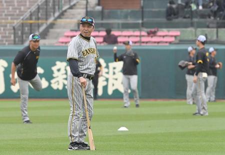 　試合前、ナインの練習を見守る岡田監督（手前）＝撮影・高部洋祐