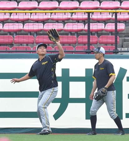 　ノックを受ける森下（左）＝撮影・西岡正