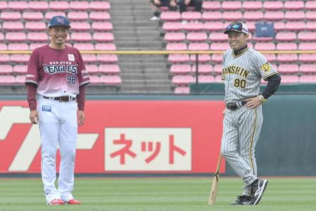 　試合前、今江コーチ（左）と談笑する岡田監督（撮影・高部洋祐）