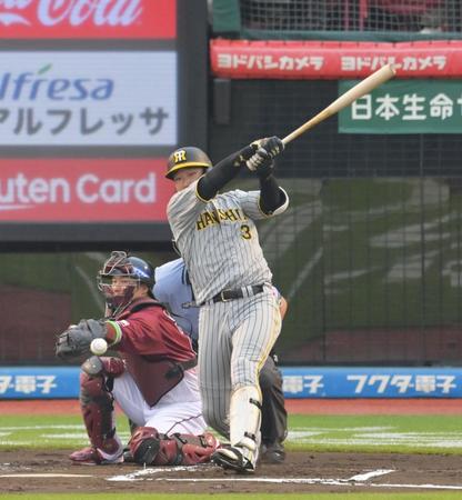 　１回、中前へ先制適時打を放つ大山（撮影・立川洋一郎）