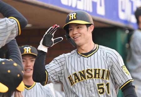 　１回、大山の先制打で生還し、敬礼ポーズを決める中野（撮影・高部洋祐）