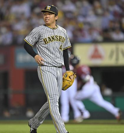 　４回、太田（右）に適時二塁打を浴びる村上（撮影・西岡正）