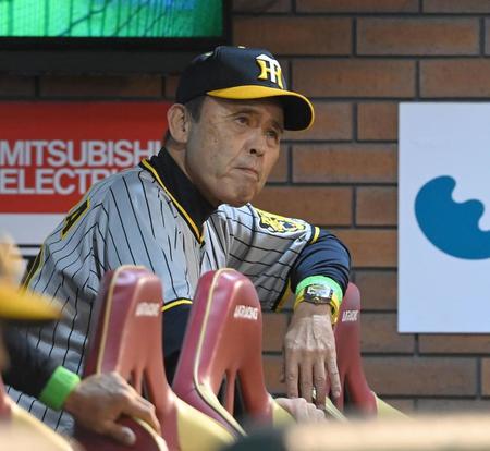 　ベンチで厳しい表情を見せる岡田監督（撮影・高部洋祐）
