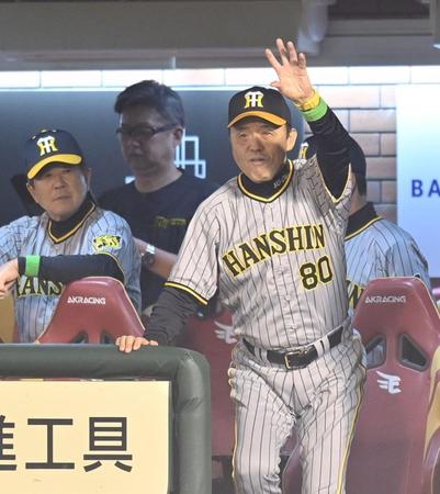 ９回、代打を告げる阪神・岡田彰布監督＝楽天モバイルパーク宮城（撮影・西岡正）