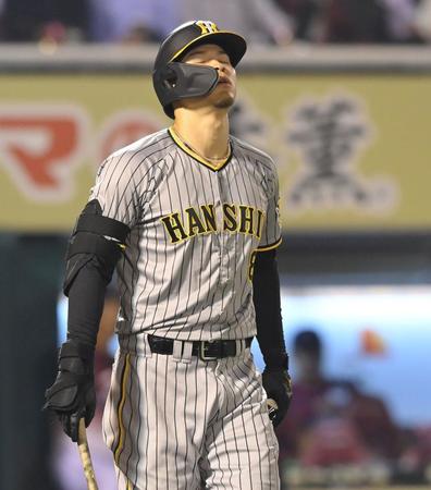 　８回、一ゴロに倒れ悔しがる佐藤輝（撮影・高部洋祐）
