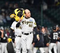 スタンドに礼をし、ひきあげる阪神・岡田彰布監督＝甲子園（撮影・中田匡峻）