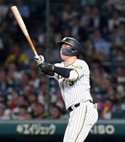 　５回、逆転３ランを放つ大山（撮影・高部洋祐）