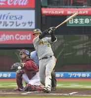　１回、中前へ先制適時打を放つ大山（撮影・立川洋一郎）