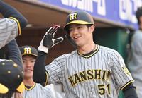 　１回、大山の先制打で生還し、敬礼ポーズを決める中野（撮影・高部洋祐）