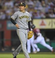 　４回、太田（右）に適時二塁打を浴びる村上（撮影・西岡正）