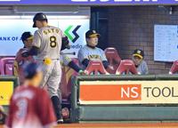 　６回、見逃し三振に倒れてベンチに戻った佐藤輝（８）に目をやる岡田監督（右端）＝撮影・立川洋一郎