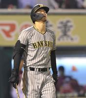 　８回、一ゴロに倒れ悔しがる佐藤輝（撮影・高部洋祐）