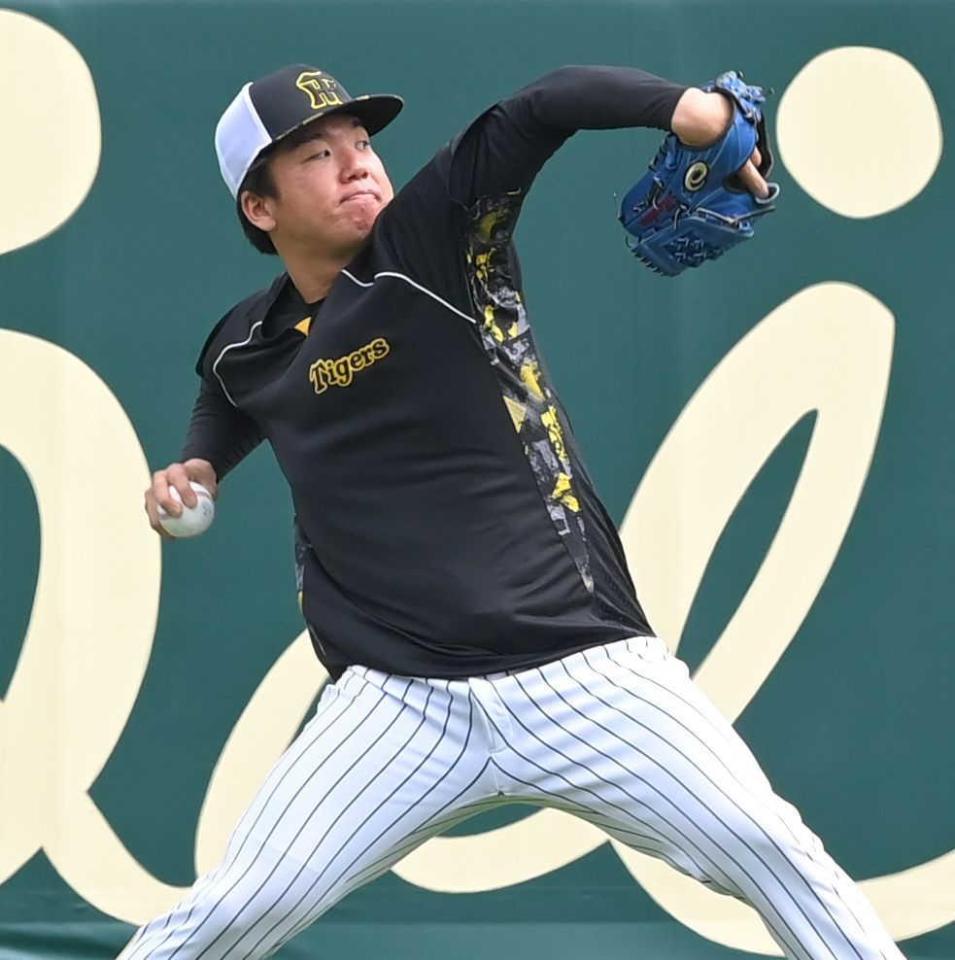 　試合前、キャッチボールする村上（撮影・高部洋祐）