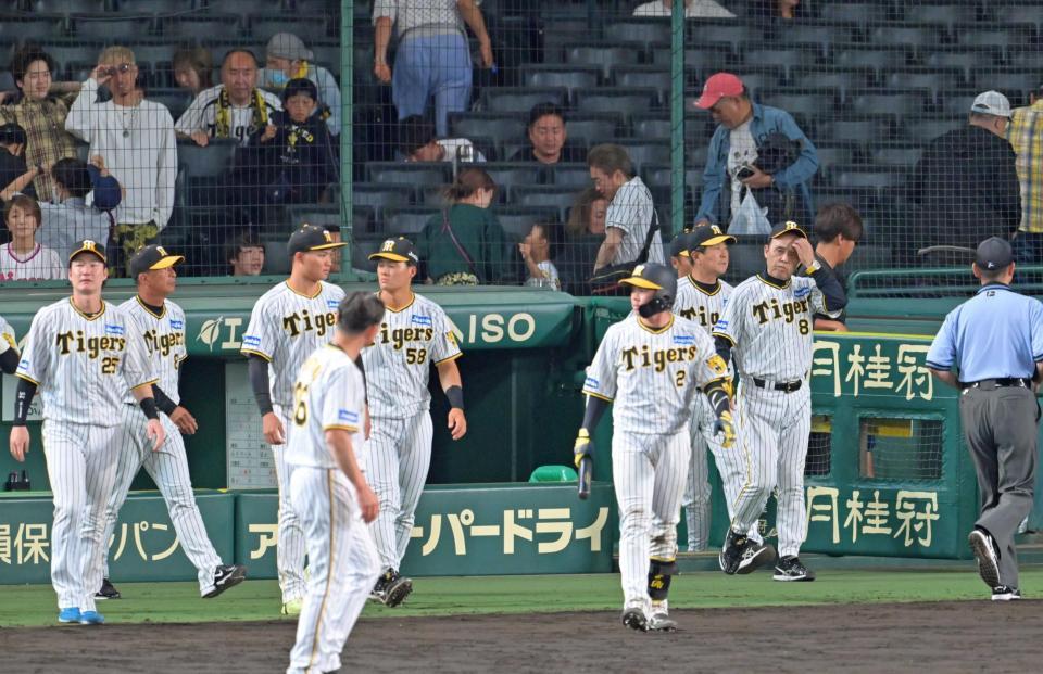 　引き分けに終わり、ファンへのあいさつのため整列に向かう岡田監督（右から２人目）ら阪神ナイン（撮影・立川洋一郎）